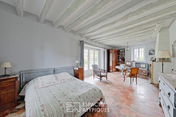 Corps de ferme avec dépendances, jardin paysager et piscine