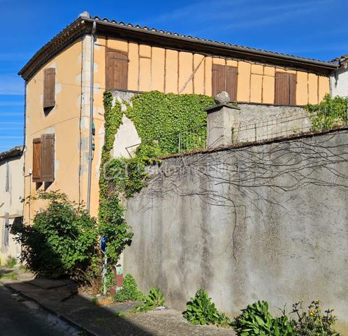 Patrice CITTERIO vous propose cette Maison de ville au calme de 4 pièces, d’une surface de 114 M² sur deux niveaux. Ce bien situé à deux pas du centre ville de Mézin, possède un charme indéniable grâce aux poutres apparentes, pierres apparentes et parquet à l’étage. 


Au rez-de-chaussée : 



Une cuisine américaine entièrement équipée ouvre sur une belle pièce de vie, d’une superficie de 32 m².

Au fond de la pièce un escalier conduit au premier niveau.



Au 1er étage : 



L’escalier débouche sur un espace de 14,60 m² aux multiples fonctions.

On trouve également une première chambre d’une superficie de 12,50 m² ainsi qu’une salle d'eau de 7,40 m² avec WC. 


Au 2ème étage : 

On arrive sur un palier de 2,45 m² qui dessert 

- la  deuxième chambre d’une superficie de 15,35 m²

- une troisième chambre spacieuse de 23,25 m² avec son dressing de 3,85 m², 

Il est possible de créer aisément à cet étage une salle de bain et un wc.

Il est à noté que toutes les fenêtres sont en PVC double vitrage et que le chauffage est au gaz de ville.



Les atouts de ce bien :

Vendu avec des locataires en place sérieux, avec un rapport locatif de 8% brut par an.

Cette maison est située en plein centre de Mézin, elle bénéficie de la proximité immédiate de toutes les commodités à pied : commerces, écoles, services publics. 

Les établissements scolaires vont de la maternelle au collège.


Je reste à votre disposition pour tout complément d'information et pour toute demande de visite.