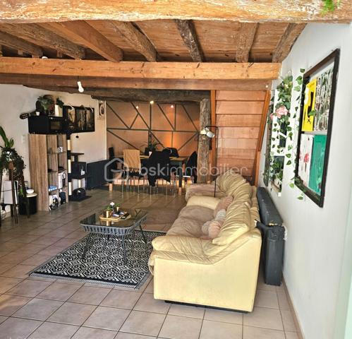 Patrice CITTERIO vous propose cette Maison de ville au calme de 4 pièces, d’une surface de 114 M² sur deux niveaux. Ce bien situé à deux pas du centre ville de Mézin, possède un charme indéniable grâce aux poutres apparentes, pierres apparentes et parquet à l’étage. 


Au rez-de-chaussée : 



Une cuisine américaine entièrement équipée ouvre sur une belle pièce de vie, d’une superficie de 32 m².

Au fond de la pièce un escalier conduit au premier niveau.



Au 1er étage : 



L’escalier débouche sur un espace de 14,60 m² aux multiples fonctions.

On trouve également une première chambre d’une superficie de 12,50 m² ainsi qu’une salle d'eau de 7,40 m² avec WC. 


Au 2ème étage : 

On arrive sur un palier de 2,45 m² qui dessert 

- la  deuxième chambre d’une superficie de 15,35 m²

- une troisième chambre spacieuse de 23,25 m² avec son dressing de 3,85 m², 

Il est possible de créer aisément à cet étage une salle de bain et un wc.

Il est à noté que toutes les fenêtres sont en PVC double vitrage et que le chauffage est au gaz de ville.



Les atouts de ce bien :

Vendu avec des locataires en place sérieux, avec un rapport locatif de 8% brut par an.

Cette maison est située en plein centre de Mézin, elle bénéficie de la proximité immédiate de toutes les commodités à pied : commerces, écoles, services publics. 

Les établissements scolaires vont de la maternelle au collège.


Je reste à votre disposition pour tout complément d'information et pour toute demande de visite.