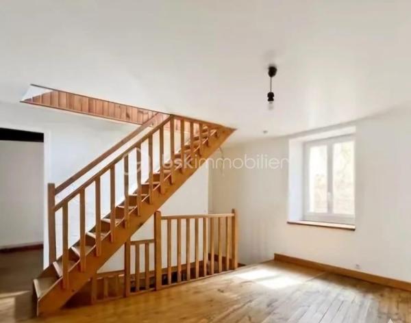 Patrice CITTERIO vous propose cette Maison de ville au calme de 4 pièces, d’une surface de 114 M² sur deux niveaux. Ce bien situé à deux pas du centre ville de Mézin, possède un charme indéniable grâce aux poutres apparentes, pierres apparentes et parquet à l’étage. 


Au rez-de-chaussée : 



Une cuisine américaine entièrement équipée ouvre sur une belle pièce de vie, d’une superficie de 32 m².

Au fond de la pièce un escalier conduit au premier niveau.



Au 1er étage : 



L’escalier débouche sur un espace de 14,60 m² aux multiples fonctions.

On trouve également une première chambre d’une superficie de 12,50 m² ainsi qu’une salle d'eau de 7,40 m² avec WC. 


Au 2ème étage : 

On arrive sur un palier de 2,45 m² qui dessert 

- la  deuxième chambre d’une superficie de 15,35 m²

- une troisième chambre spacieuse de 23,25 m² avec son dressing de 3,85 m², 

Il est possible de créer aisément à cet étage une salle de bain et un wc.

Il est à noté que toutes les fenêtres sont en PVC double vitrage et que le chauffage est au gaz de ville.



Les atouts de ce bien :

Vendu avec des locataires en place sérieux, avec un rapport locatif de 8% brut par an.

Cette maison est située en plein centre de Mézin, elle bénéficie de la proximité immédiate de toutes les commodités à pied : commerces, écoles, services publics. 

Les établissements scolaires vont de la maternelle au collège.


Je reste à votre disposition pour tout complément d'information et pour toute demande de visite.