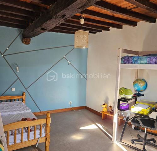 Patrice CITTERIO vous propose cette Maison de ville au calme de 4 pièces, d’une surface de 114 M² sur deux niveaux. Ce bien situé à deux pas du centre ville de Mézin, possède un charme indéniable grâce aux poutres apparentes, pierres apparentes et parquet à l’étage. 


Au rez-de-chaussée : 



Une cuisine américaine entièrement équipée ouvre sur une belle pièce de vie, d’une superficie de 32 m².

Au fond de la pièce un escalier conduit au premier niveau.



Au 1er étage : 



L’escalier débouche sur un espace de 14,60 m² aux multiples fonctions.

On trouve également une première chambre d’une superficie de 12,50 m² ainsi qu’une salle d'eau de 7,40 m² avec WC. 


Au 2ème étage : 

On arrive sur un palier de 2,45 m² qui dessert 

- la  deuxième chambre d’une superficie de 15,35 m²

- une troisième chambre spacieuse de 23,25 m² avec son dressing de 3,85 m², 

Il est possible de créer aisément à cet étage une salle de bain et un wc.

Il est à noté que toutes les fenêtres sont en PVC double vitrage et que le chauffage est au gaz de ville.



Les atouts de ce bien :

Vendu avec des locataires en place sérieux, avec un rapport locatif de 8% brut par an.

Cette maison est située en plein centre de Mézin, elle bénéficie de la proximité immédiate de toutes les commodités à pied : commerces, écoles, services publics. 

Les établissements scolaires vont de la maternelle au collège.


Je reste à votre disposition pour tout complément d'information et pour toute demande de visite.
