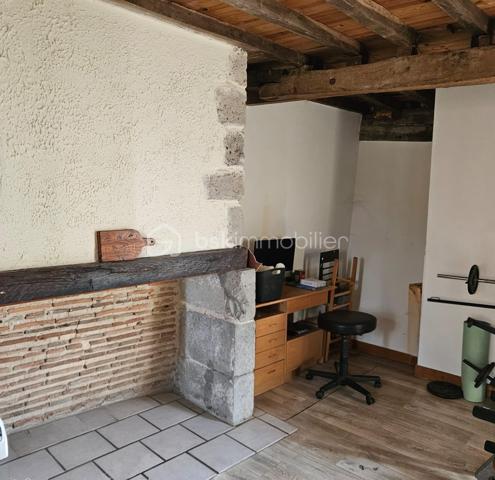 Patrice CITTERIO vous propose cette Maison de ville au calme de 4 pièces, d’une surface de 114 M² sur deux niveaux. Ce bien situé à deux pas du centre ville de Mézin, possède un charme indéniable grâce aux poutres apparentes, pierres apparentes et parquet à l’étage. 


Au rez-de-chaussée : 



Une cuisine américaine entièrement équipée ouvre sur une belle pièce de vie, d’une superficie de 32 m².

Au fond de la pièce un escalier conduit au premier niveau.



Au 1er étage : 



L’escalier débouche sur un espace de 14,60 m² aux multiples fonctions.

On trouve également une première chambre d’une superficie de 12,50 m² ainsi qu’une salle d'eau de 7,40 m² avec WC. 


Au 2ème étage : 

On arrive sur un palier de 2,45 m² qui dessert 

- la  deuxième chambre d’une superficie de 15,35 m²

- une troisième chambre spacieuse de 23,25 m² avec son dressing de 3,85 m², 

Il est possible de créer aisément à cet étage une salle de bain et un wc.

Il est à noté que toutes les fenêtres sont en PVC double vitrage et que le chauffage est au gaz de ville.



Les atouts de ce bien :

Vendu avec des locataires en place sérieux, avec un rapport locatif de 8% brut par an.

Cette maison est située en plein centre de Mézin, elle bénéficie de la proximité immédiate de toutes les commodités à pied : commerces, écoles, services publics. 

Les établissements scolaires vont de la maternelle au collège.


Je reste à votre disposition pour tout complément d'information et pour toute demande de visite.