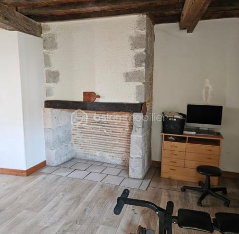 Patrice CITTERIO vous propose cette Maison de ville au calme de 4 pièces, d’une surface de 114 M² sur deux niveaux. Ce bien situé à deux pas du centre ville de Mézin, possède un charme indéniable grâce aux poutres apparentes, pierres apparentes et parquet à l’étage. 


Au rez-de-chaussée : 



Une cuisine américaine entièrement équipée ouvre sur une belle pièce de vie, d’une superficie de 32 m².

Au fond de la pièce un escalier conduit au premier niveau.



Au 1er étage : 



L’escalier débouche sur un espace de 14,60 m² aux multiples fonctions.

On trouve également une première chambre d’une superficie de 12,50 m² ainsi qu’une salle d'eau de 7,40 m² avec WC. 


Au 2ème étage : 

On arrive sur un palier de 2,45 m² qui dessert 

- la  deuxième chambre d’une superficie de 15,35 m²

- une troisième chambre spacieuse de 23,25 m² avec son dressing de 3,85 m², 

Il est possible de créer aisément à cet étage une salle de bain et un wc.

Il est à noté que toutes les fenêtres sont en PVC double vitrage et que le chauffage est au gaz de ville.



Les atouts de ce bien :

Vendu avec des locataires en place sérieux, avec un rapport locatif de 8% brut par an.

Cette maison est située en plein centre de Mézin, elle bénéficie de la proximité immédiate de toutes les commodités à pied : commerces, écoles, services publics. 

Les établissements scolaires vont de la maternelle au collège.


Je reste à votre disposition pour tout complément d'information et pour toute demande de visite.