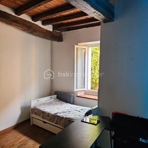 Patrice CITTERIO vous propose cette Maison de ville au calme de 4 pièces, d’une surface de 114 M² sur deux niveaux. Ce bien situé à deux pas du centre ville de Mézin, possède un charme indéniable grâce aux poutres apparentes, pierres apparentes et parquet à l’étage. 


Au rez-de-chaussée : 



Une cuisine américaine entièrement équipée ouvre sur une belle pièce de vie, d’une superficie de 32 m².

Au fond de la pièce un escalier conduit au premier niveau.



Au 1er étage : 



L’escalier débouche sur un espace de 14,60 m² aux multiples fonctions.

On trouve également une première chambre d’une superficie de 12,50 m² ainsi qu’une salle d'eau de 7,40 m² avec WC. 


Au 2ème étage : 

On arrive sur un palier de 2,45 m² qui dessert 

- la  deuxième chambre d’une superficie de 15,35 m²

- une troisième chambre spacieuse de 23,25 m² avec son dressing de 3,85 m², 

Il est possible de créer aisément à cet étage une salle de bain et un wc.

Il est à noté que toutes les fenêtres sont en PVC double vitrage et que le chauffage est au gaz de ville.



Les atouts de ce bien :

Vendu avec des locataires en place sérieux, avec un rapport locatif de 8% brut par an.

Cette maison est située en plein centre de Mézin, elle bénéficie de la proximité immédiate de toutes les commodités à pied : commerces, écoles, services publics. 

Les établissements scolaires vont de la maternelle au collège.


Je reste à votre disposition pour tout complément d'information et pour toute demande de visite.