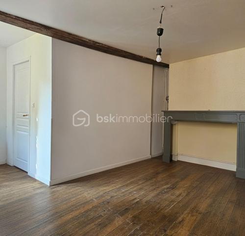 Patrice CITTERIO vous propose cette Maison de ville au calme de 4 pièces, d’une surface de 114 M² sur deux niveaux. Ce bien situé à deux pas du centre ville de Mézin, possède un charme indéniable grâce aux poutres apparentes, pierres apparentes et parquet à l’étage. 


Au rez-de-chaussée : 



Une cuisine américaine entièrement équipée ouvre sur une belle pièce de vie, d’une superficie de 32 m².

Au fond de la pièce un escalier conduit au premier niveau.



Au 1er étage : 



L’escalier débouche sur un espace de 14,60 m² aux multiples fonctions.

On trouve également une première chambre d’une superficie de 12,50 m² ainsi qu’une salle d'eau de 7,40 m² avec WC. 


Au 2ème étage : 

On arrive sur un palier de 2,45 m² qui dessert 

- la  deuxième chambre d’une superficie de 15,35 m²

- une troisième chambre spacieuse de 23,25 m² avec son dressing de 3,85 m², 

Il est possible de créer aisément à cet étage une salle de bain et un wc.

Il est à noté que toutes les fenêtres sont en PVC double vitrage et que le chauffage est au gaz de ville.



Les atouts de ce bien :

Vendu avec des locataires en place sérieux, avec un rapport locatif de 8% brut par an.

Cette maison est située en plein centre de Mézin, elle bénéficie de la proximité immédiate de toutes les commodités à pied : commerces, écoles, services publics. 

Les établissements scolaires vont de la maternelle au collège.


Je reste à votre disposition pour tout complément d'information et pour toute demande de visite.