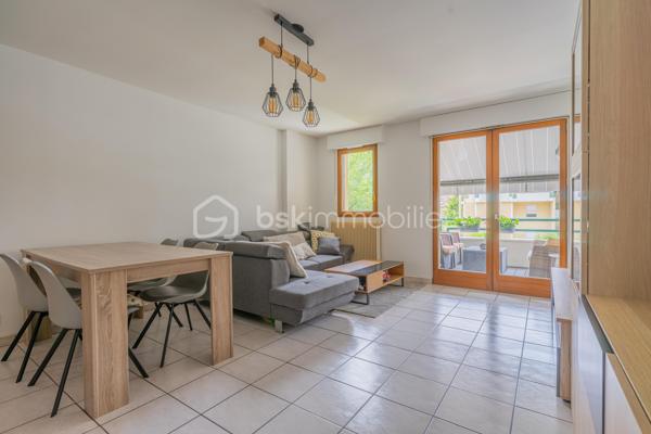 En exclusivité : Découvrez ce spacieux T3 traversant, en duplex, avec balcon, situé au 1er et dernier étage d'une résidence des années 1990, sur Epagny Metz Tessy.

Cet appartement est idéalement situé, dans un environnement calme, tout en bénéficiant d'un emplacement stratégique : à proximité immédiate des axes autoroutiers,  des transports en commun, d'une école, de la zone commerciale d'Epagny et enfin des commerces de proximité.
Un secteur agréable et particulièrement recherché, à seulement 10 minutes d'Annecy. 

Vous serez séduit par son esprit "appartement/maison", et ses beaux volumes avec une surface de 81m2 au sol (67m2 loi carrez).
Au 1er niveau, vous découvrirez une entrée avec rangements, un grand salon lumineux ouvrant sur un agréable balcon, une grande cuisine indépendante et un WC séparé.
A l'étage, l'espace nuit se compose de deux chambres de 18 m2 (12,8m2 loi carrez) et 12m2 (9m2 loi carrez) ainsi qu'une salle d'eau avec WC.

Les atouts complémentaires de ce bien :

- Une cave, idéale pour le stockage
- Une facilité de stationnement avec de nombreuses places disponibles au pied de la résidence.

Que vous soyez à la recherche de votre futur chez vous ou d'un investissement locatif, cet appartement constitue une belle opportunité sur le secteur prisé d'Epagny Metz Tessy.
Contactez-moi pour plus d'informations et organiser une visite.