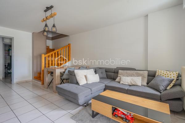 En exclusivité : Découvrez ce spacieux T3 traversant, en duplex, avec balcon, situé au 1er et dernier étage d'une résidence des années 1990, sur Epagny Metz Tessy.

Cet appartement est idéalement situé, dans un environnement calme, tout en bénéficiant d'un emplacement stratégique : à proximité immédiate des axes autoroutiers,  des transports en commun, d'une école, de la zone commerciale d'Epagny et enfin des commerces de proximité.
Un secteur agréable et particulièrement recherché, à seulement 10 minutes d'Annecy. 

Vous serez séduit par son esprit "appartement/maison", et ses beaux volumes avec une surface de 81m2 au sol (67m2 loi carrez).
Au 1er niveau, vous découvrirez une entrée avec rangements, un grand salon lumineux ouvrant sur un agréable balcon, une grande cuisine indépendante et un WC séparé.
A l'étage, l'espace nuit se compose de deux chambres de 18 m2 (12,8m2 loi carrez) et 12m2 (9m2 loi carrez) ainsi qu'une salle d'eau avec WC.

Les atouts complémentaires de ce bien :

- Une cave, idéale pour le stockage
- Une facilité de stationnement avec de nombreuses places disponibles au pied de la résidence.

Que vous soyez à la recherche de votre futur chez vous ou d'un investissement locatif, cet appartement constitue une belle opportunité sur le secteur prisé d'Epagny Metz Tessy.
Contactez-moi pour plus d'informations et organiser une visite.
