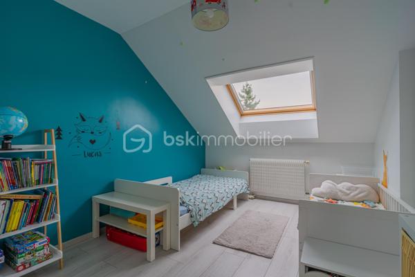 En exclusivité : Découvrez ce spacieux T3 traversant, en duplex, avec balcon, situé au 1er et dernier étage d'une résidence des années 1990, sur Epagny Metz Tessy.

Cet appartement est idéalement situé, dans un environnement calme, tout en bénéficiant d'un emplacement stratégique : à proximité immédiate des axes autoroutiers,  des transports en commun, d'une école, de la zone commerciale d'Epagny et enfin des commerces de proximité.
Un secteur agréable et particulièrement recherché, à seulement 10 minutes d'Annecy. 

Vous serez séduit par son esprit "appartement/maison", et ses beaux volumes avec une surface de 81m2 au sol (67m2 loi carrez).
Au 1er niveau, vous découvrirez une entrée avec rangements, un grand salon lumineux ouvrant sur un agréable balcon, une grande cuisine indépendante et un WC séparé.
A l'étage, l'espace nuit se compose de deux chambres de 18 m2 (12,8m2 loi carrez) et 12m2 (9m2 loi carrez) ainsi qu'une salle d'eau avec WC.

Les atouts complémentaires de ce bien :

- Une cave, idéale pour le stockage
- Une facilité de stationnement avec de nombreuses places disponibles au pied de la résidence.

Que vous soyez à la recherche de votre futur chez vous ou d'un investissement locatif, cet appartement constitue une belle opportunité sur le secteur prisé d'Epagny Metz Tessy.
Contactez-moi pour plus d'informations et organiser une visite.