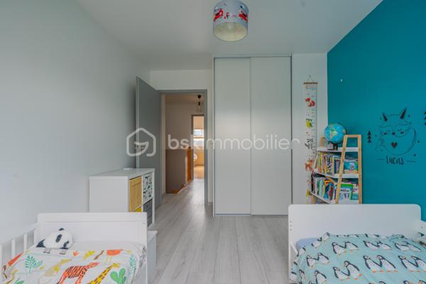 En exclusivité : Découvrez ce spacieux T3 traversant, en duplex, avec balcon, situé au 1er et dernier étage d'une résidence des années 1990, sur Epagny Metz Tessy.

Cet appartement est idéalement situé, dans un environnement calme, tout en bénéficiant d'un emplacement stratégique : à proximité immédiate des axes autoroutiers,  des transports en commun, d'une école, de la zone commerciale d'Epagny et enfin des commerces de proximité.
Un secteur agréable et particulièrement recherché, à seulement 10 minutes d'Annecy. 

Vous serez séduit par son esprit "appartement/maison", et ses beaux volumes avec une surface de 81m2 au sol (67m2 loi carrez).
Au 1er niveau, vous découvrirez une entrée avec rangements, un grand salon lumineux ouvrant sur un agréable balcon, une grande cuisine indépendante et un WC séparé.
A l'étage, l'espace nuit se compose de deux chambres de 18 m2 (12,8m2 loi carrez) et 12m2 (9m2 loi carrez) ainsi qu'une salle d'eau avec WC.

Les atouts complémentaires de ce bien :

- Une cave, idéale pour le stockage
- Une facilité de stationnement avec de nombreuses places disponibles au pied de la résidence.

Que vous soyez à la recherche de votre futur chez vous ou d'un investissement locatif, cet appartement constitue une belle opportunité sur le secteur prisé d'Epagny Metz Tessy.
Contactez-moi pour plus d'informations et organiser une visite.