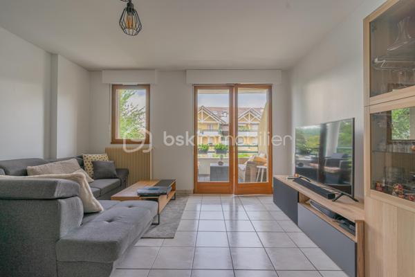 En exclusivité : Découvrez ce spacieux T3 traversant, en duplex, avec balcon, situé au 1er et dernier étage d'une résidence des années 1990, sur Epagny Metz Tessy.

Cet appartement est idéalement situé, dans un environnement calme, tout en bénéficiant d'un emplacement stratégique : à proximité immédiate des axes autoroutiers,  des transports en commun, d'une école, de la zone commerciale d'Epagny et enfin des commerces de proximité.
Un secteur agréable et particulièrement recherché, à seulement 10 minutes d'Annecy. 

Vous serez séduit par son esprit "appartement/maison", et ses beaux volumes avec une surface de 81m2 au sol (67m2 loi carrez).
Au 1er niveau, vous découvrirez une entrée avec rangements, un grand salon lumineux ouvrant sur un agréable balcon, une grande cuisine indépendante et un WC séparé.
A l'étage, l'espace nuit se compose de deux chambres de 18 m2 (12,8m2 loi carrez) et 12m2 (9m2 loi carrez) ainsi qu'une salle d'eau avec WC.

Les atouts complémentaires de ce bien :

- Une cave, idéale pour le stockage
- Une facilité de stationnement avec de nombreuses places disponibles au pied de la résidence.

Que vous soyez à la recherche de votre futur chez vous ou d'un investissement locatif, cet appartement constitue une belle opportunité sur le secteur prisé d'Epagny Metz Tessy.
Contactez-moi pour plus d'informations et organiser une visite.