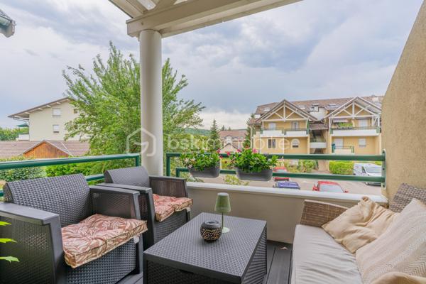 En exclusivité : Découvrez ce spacieux T3 traversant, en duplex, avec balcon, situé au 1er et dernier étage d'une résidence des années 1990, sur Epagny Metz Tessy.

Cet appartement est idéalement situé, dans un environnement calme, tout en bénéficiant d'un emplacement stratégique : à proximité immédiate des axes autoroutiers,  des transports en commun, d'une école, de la zone commerciale d'Epagny et enfin des commerces de proximité.
Un secteur agréable et particulièrement recherché, à seulement 10 minutes d'Annecy. 

Vous serez séduit par son esprit "appartement/maison", et ses beaux volumes avec une surface de 81m2 au sol (67m2 loi carrez).
Au 1er niveau, vous découvrirez une entrée avec rangements, un grand salon lumineux ouvrant sur un agréable balcon, une grande cuisine indépendante et un WC séparé.
A l'étage, l'espace nuit se compose de deux chambres de 18 m2 (12,8m2 loi carrez) et 12m2 (9m2 loi carrez) ainsi qu'une salle d'eau avec WC.

Les atouts complémentaires de ce bien :

- Une cave, idéale pour le stockage
- Une facilité de stationnement avec de nombreuses places disponibles au pied de la résidence.

Que vous soyez à la recherche de votre futur chez vous ou d'un investissement locatif, cet appartement constitue une belle opportunité sur le secteur prisé d'Epagny Metz Tessy.
Contactez-moi pour plus d'informations et organiser une visite.