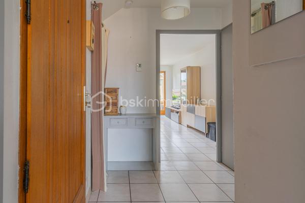 En exclusivité : Découvrez ce spacieux T3 traversant, en duplex, avec balcon, situé au 1er et dernier étage d'une résidence des années 1990, sur Epagny Metz Tessy.

Cet appartement est idéalement situé, dans un environnement calme, tout en bénéficiant d'un emplacement stratégique : à proximité immédiate des axes autoroutiers,  des transports en commun, d'une école, de la zone commerciale d'Epagny et enfin des commerces de proximité.
Un secteur agréable et particulièrement recherché, à seulement 10 minutes d'Annecy. 

Vous serez séduit par son esprit "appartement/maison", et ses beaux volumes avec une surface de 81m2 au sol (67m2 loi carrez).
Au 1er niveau, vous découvrirez une entrée avec rangements, un grand salon lumineux ouvrant sur un agréable balcon, une grande cuisine indépendante et un WC séparé.
A l'étage, l'espace nuit se compose de deux chambres de 18 m2 (12,8m2 loi carrez) et 12m2 (9m2 loi carrez) ainsi qu'une salle d'eau avec WC.

Les atouts complémentaires de ce bien :

- Une cave, idéale pour le stockage
- Une facilité de stationnement avec de nombreuses places disponibles au pied de la résidence.

Que vous soyez à la recherche de votre futur chez vous ou d'un investissement locatif, cet appartement constitue une belle opportunité sur le secteur prisé d'Epagny Metz Tessy.
Contactez-moi pour plus d'informations et organiser une visite.