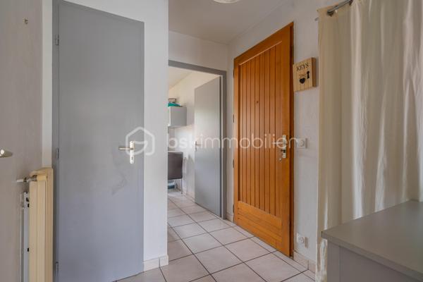 En exclusivité : Découvrez ce spacieux T3 traversant, en duplex, avec balcon, situé au 1er et dernier étage d'une résidence des années 1990, sur Epagny Metz Tessy.

Cet appartement est idéalement situé, dans un environnement calme, tout en bénéficiant d'un emplacement stratégique : à proximité immédiate des axes autoroutiers,  des transports en commun, d'une école, de la zone commerciale d'Epagny et enfin des commerces de proximité.
Un secteur agréable et particulièrement recherché, à seulement 10 minutes d'Annecy. 

Vous serez séduit par son esprit "appartement/maison", et ses beaux volumes avec une surface de 81m2 au sol (67m2 loi carrez).
Au 1er niveau, vous découvrirez une entrée avec rangements, un grand salon lumineux ouvrant sur un agréable balcon, une grande cuisine indépendante et un WC séparé.
A l'étage, l'espace nuit se compose de deux chambres de 18 m2 (12,8m2 loi carrez) et 12m2 (9m2 loi carrez) ainsi qu'une salle d'eau avec WC.

Les atouts complémentaires de ce bien :

- Une cave, idéale pour le stockage
- Une facilité de stationnement avec de nombreuses places disponibles au pied de la résidence.

Que vous soyez à la recherche de votre futur chez vous ou d'un investissement locatif, cet appartement constitue une belle opportunité sur le secteur prisé d'Epagny Metz Tessy.
Contactez-moi pour plus d'informations et organiser une visite.