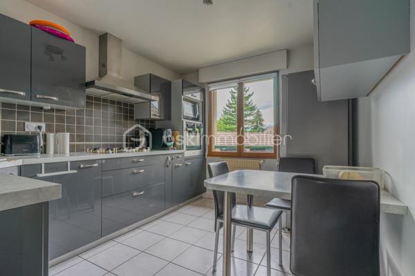 En exclusivité : Découvrez ce spacieux T3 traversant, en duplex, avec balcon, situé au 1er et dernier étage d'une résidence des années 1990, sur Epagny Metz Tessy.

Cet appartement est idéalement situé, dans un environnement calme, tout en bénéficiant d'un emplacement stratégique : à proximité immédiate des axes autoroutiers,  des transports en commun, d'une école, de la zone commerciale d'Epagny et enfin des commerces de proximité.
Un secteur agréable et particulièrement recherché, à seulement 10 minutes d'Annecy. 

Vous serez séduit par son esprit "appartement/maison", et ses beaux volumes avec une surface de 81m2 au sol (67m2 loi carrez).
Au 1er niveau, vous découvrirez une entrée avec rangements, un grand salon lumineux ouvrant sur un agréable balcon, une grande cuisine indépendante et un WC séparé.
A l'étage, l'espace nuit se compose de deux chambres de 18 m2 (12,8m2 loi carrez) et 12m2 (9m2 loi carrez) ainsi qu'une salle d'eau avec WC.

Les atouts complémentaires de ce bien :

- Une cave, idéale pour le stockage
- Une facilité de stationnement avec de nombreuses places disponibles au pied de la résidence.

Que vous soyez à la recherche de votre futur chez vous ou d'un investissement locatif, cet appartement constitue une belle opportunité sur le secteur prisé d'Epagny Metz Tessy.
Contactez-moi pour plus d'informations et organiser une visite.