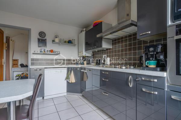 En exclusivité : Découvrez ce spacieux T3 traversant, en duplex, avec balcon, situé au 1er et dernier étage d'une résidence des années 1990, sur Epagny Metz Tessy.

Cet appartement est idéalement situé, dans un environnement calme, tout en bénéficiant d'un emplacement stratégique : à proximité immédiate des axes autoroutiers,  des transports en commun, d'une école, de la zone commerciale d'Epagny et enfin des commerces de proximité.
Un secteur agréable et particulièrement recherché, à seulement 10 minutes d'Annecy. 

Vous serez séduit par son esprit "appartement/maison", et ses beaux volumes avec une surface de 81m2 au sol (67m2 loi carrez).
Au 1er niveau, vous découvrirez une entrée avec rangements, un grand salon lumineux ouvrant sur un agréable balcon, une grande cuisine indépendante et un WC séparé.
A l'étage, l'espace nuit se compose de deux chambres de 18 m2 (12,8m2 loi carrez) et 12m2 (9m2 loi carrez) ainsi qu'une salle d'eau avec WC.

Les atouts complémentaires de ce bien :

- Une cave, idéale pour le stockage
- Une facilité de stationnement avec de nombreuses places disponibles au pied de la résidence.

Que vous soyez à la recherche de votre futur chez vous ou d'un investissement locatif, cet appartement constitue une belle opportunité sur le secteur prisé d'Epagny Metz Tessy.
Contactez-moi pour plus d'informations et organiser une visite.