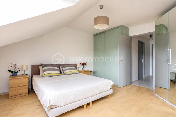 En exclusivité : Découvrez ce spacieux T3 traversant, en duplex, avec balcon, situé au 1er et dernier étage d'une résidence des années 1990, sur Epagny Metz Tessy.

Cet appartement est idéalement situé, dans un environnement calme, tout en bénéficiant d'un emplacement stratégique : à proximité immédiate des axes autoroutiers,  des transports en commun, d'une école, de la zone commerciale d'Epagny et enfin des commerces de proximité.
Un secteur agréable et particulièrement recherché, à seulement 10 minutes d'Annecy. 

Vous serez séduit par son esprit "appartement/maison", et ses beaux volumes avec une surface de 81m2 au sol (67m2 loi carrez).
Au 1er niveau, vous découvrirez une entrée avec rangements, un grand salon lumineux ouvrant sur un agréable balcon, une grande cuisine indépendante et un WC séparé.
A l'étage, l'espace nuit se compose de deux chambres de 18 m2 (12,8m2 loi carrez) et 12m2 (9m2 loi carrez) ainsi qu'une salle d'eau avec WC.

Les atouts complémentaires de ce bien :

- Une cave, idéale pour le stockage
- Une facilité de stationnement avec de nombreuses places disponibles au pied de la résidence.

Que vous soyez à la recherche de votre futur chez vous ou d'un investissement locatif, cet appartement constitue une belle opportunité sur le secteur prisé d'Epagny Metz Tessy.
Contactez-moi pour plus d'informations et organiser une visite.