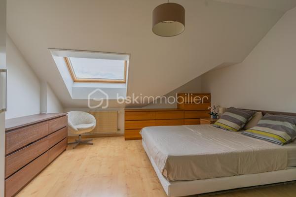 En exclusivité : Découvrez ce spacieux T3 traversant, en duplex, avec balcon, situé au 1er et dernier étage d'une résidence des années 1990, sur Epagny Metz Tessy.

Cet appartement est idéalement situé, dans un environnement calme, tout en bénéficiant d'un emplacement stratégique : à proximité immédiate des axes autoroutiers,  des transports en commun, d'une école, de la zone commerciale d'Epagny et enfin des commerces de proximité.
Un secteur agréable et particulièrement recherché, à seulement 10 minutes d'Annecy. 

Vous serez séduit par son esprit "appartement/maison", et ses beaux volumes avec une surface de 81m2 au sol (67m2 loi carrez).
Au 1er niveau, vous découvrirez une entrée avec rangements, un grand salon lumineux ouvrant sur un agréable balcon, une grande cuisine indépendante et un WC séparé.
A l'étage, l'espace nuit se compose de deux chambres de 18 m2 (12,8m2 loi carrez) et 12m2 (9m2 loi carrez) ainsi qu'une salle d'eau avec WC.

Les atouts complémentaires de ce bien :

- Une cave, idéale pour le stockage
- Une facilité de stationnement avec de nombreuses places disponibles au pied de la résidence.

Que vous soyez à la recherche de votre futur chez vous ou d'un investissement locatif, cet appartement constitue une belle opportunité sur le secteur prisé d'Epagny Metz Tessy.
Contactez-moi pour plus d'informations et organiser une visite.