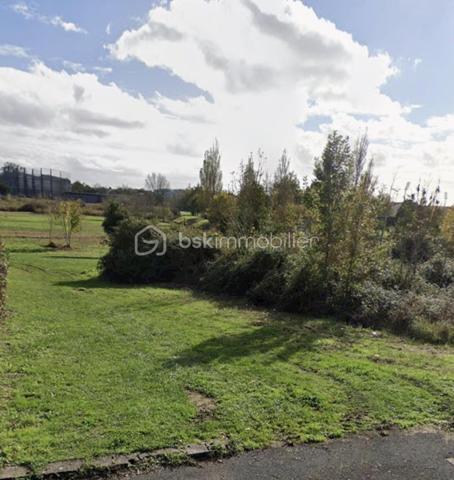 À Royan, dans un environnement calme et résidentiel, découvrez ce beau terrain constructible d’environ 722 m², idéal pour concrétiser votre projet de résidence principale ou secondaire.

Déjà viabilisé et borné, ce terrain offre une belle façade d’environ 28 mètres pour une profondeur d’environ 32 mètres, permettant de nombreuses possibilités d’implantation.

Terrain libre de constructeur.

Sa configuration légèrement en pente constitue un véritable atout pour imaginer une maison avec demi-niveau, sous-sol ou vue dégagée selon votre projet architectural.

Situé à proximité des commerces, des services et des plages de Royan, ce terrain représente une opportunité rare sur le secteur, où les terrains constructibles de cette surface deviennent de plus en plus recherchés.

Royan est une ville particulièrement appréciée pour son équilibre entre qualité de vie, dynamisme et proximité du littoral. Ce terrain offre l'opportunité de concevoir un projet entièrement personnalisé dans un environnement agréable et recherché. Ses dimensions généreuses permettent d'envisager différentes implantations afin d'optimiser les espaces de vie et les extérieurs selon vos envies. Que votre projet soit destiné à accueillir votre résidence principale, une maison de vacances ou un investissement patrimonial, ce terrain réunit des caractéristiques devenues rares sur le secteur. Son emplacement, sa viabilisation déjà réalisée et sa liberté de construction constituent de véritables atouts pour bâtir sereinement un projet durable et adapté à vos besoins.

Les atouts :
Terrain constructible
Environ 722 m²
Viabilisé
Borné
Belle façade de 28 m
Libre de constructeur
Secteur calme et recherché
Nombreuses possibilités de construction

venez découvrir sur place tout le potentiel de ce terrain et imaginez votre future maison dans un cadre privilégié. 
Contactez-moi dès maintenant pour une visite. Roseline Blainville au 06 71 92 72 38 ou r.blainville@bskimmobilier.com