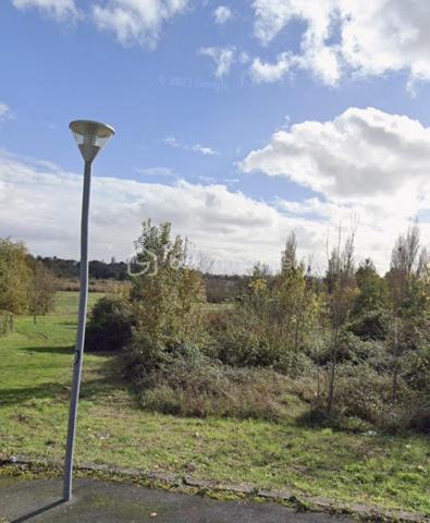 À Royan, dans un environnement calme et résidentiel, découvrez ce beau terrain constructible d’environ 722 m², idéal pour concrétiser votre projet de résidence principale ou secondaire.

Déjà viabilisé et borné, ce terrain offre une belle façade d’environ 28 mètres pour une profondeur d’environ 32 mètres, permettant de nombreuses possibilités d’implantation.

Terrain libre de constructeur.

Sa configuration légèrement en pente constitue un véritable atout pour imaginer une maison avec demi-niveau, sous-sol ou vue dégagée selon votre projet architectural.

Situé à proximité des commerces, des services et des plages de Royan, ce terrain représente une opportunité rare sur le secteur, où les terrains constructibles de cette surface deviennent de plus en plus recherchés.

Royan est une ville particulièrement appréciée pour son équilibre entre qualité de vie, dynamisme et proximité du littoral. Ce terrain offre l'opportunité de concevoir un projet entièrement personnalisé dans un environnement agréable et recherché. Ses dimensions généreuses permettent d'envisager différentes implantations afin d'optimiser les espaces de vie et les extérieurs selon vos envies. Que votre projet soit destiné à accueillir votre résidence principale, une maison de vacances ou un investissement patrimonial, ce terrain réunit des caractéristiques devenues rares sur le secteur. Son emplacement, sa viabilisation déjà réalisée et sa liberté de construction constituent de véritables atouts pour bâtir sereinement un projet durable et adapté à vos besoins.

Les atouts :
Terrain constructible
Environ 722 m²
Viabilisé
Borné
Belle façade de 28 m
Libre de constructeur
Secteur calme et recherché
Nombreuses possibilités de construction

venez découvrir sur place tout le potentiel de ce terrain et imaginez votre future maison dans un cadre privilégié. 
Contactez-moi dès maintenant pour une visite. Roseline Blainville au 06 71 92 72 38 ou r.blainville@bskimmobilier.com