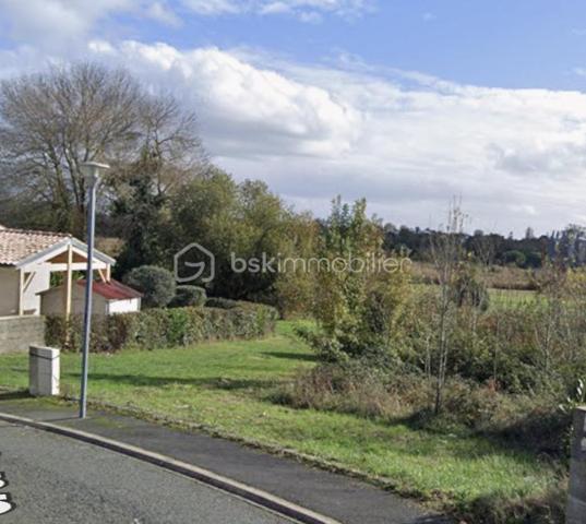 À Royan, dans un environnement calme et résidentiel, découvrez ce beau terrain constructible d’environ 722 m², idéal pour concrétiser votre projet de résidence principale ou secondaire.

Déjà viabilisé et borné, ce terrain offre une belle façade d’environ 28 mètres pour une profondeur d’environ 32 mètres, permettant de nombreuses possibilités d’implantation.

Terrain libre de constructeur.

Sa configuration légèrement en pente constitue un véritable atout pour imaginer une maison avec demi-niveau, sous-sol ou vue dégagée selon votre projet architectural.

Situé à proximité des commerces, des services et des plages de Royan, ce terrain représente une opportunité rare sur le secteur, où les terrains constructibles de cette surface deviennent de plus en plus recherchés.

Royan est une ville particulièrement appréciée pour son équilibre entre qualité de vie, dynamisme et proximité du littoral. Ce terrain offre l'opportunité de concevoir un projet entièrement personnalisé dans un environnement agréable et recherché. Ses dimensions généreuses permettent d'envisager différentes implantations afin d'optimiser les espaces de vie et les extérieurs selon vos envies. Que votre projet soit destiné à accueillir votre résidence principale, une maison de vacances ou un investissement patrimonial, ce terrain réunit des caractéristiques devenues rares sur le secteur. Son emplacement, sa viabilisation déjà réalisée et sa liberté de construction constituent de véritables atouts pour bâtir sereinement un projet durable et adapté à vos besoins.

Les atouts :
Terrain constructible
Environ 722 m²
Viabilisé
Borné
Belle façade de 28 m
Libre de constructeur
Secteur calme et recherché
Nombreuses possibilités de construction

venez découvrir sur place tout le potentiel de ce terrain et imaginez votre future maison dans un cadre privilégié. 
Contactez-moi dès maintenant pour une visite. Roseline Blainville au 06 71 92 72 38 ou r.blainville@bskimmobilier.com