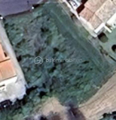 À Royan, dans un environnement calme et résidentiel, découvrez ce beau terrain constructible d’environ 722 m², idéal pour concrétiser votre projet de résidence principale ou secondaire.

Déjà viabilisé et borné, ce terrain offre une belle façade d’environ 28 mètres pour une profondeur d’environ 32 mètres, permettant de nombreuses possibilités d’implantation.

Terrain libre de constructeur.

Sa configuration légèrement en pente constitue un véritable atout pour imaginer une maison avec demi-niveau, sous-sol ou vue dégagée selon votre projet architectural.

Situé à proximité des commerces, des services et des plages de Royan, ce terrain représente une opportunité rare sur le secteur, où les terrains constructibles de cette surface deviennent de plus en plus recherchés.

Royan est une ville particulièrement appréciée pour son équilibre entre qualité de vie, dynamisme et proximité du littoral. Ce terrain offre l'opportunité de concevoir un projet entièrement personnalisé dans un environnement agréable et recherché. Ses dimensions généreuses permettent d'envisager différentes implantations afin d'optimiser les espaces de vie et les extérieurs selon vos envies. Que votre projet soit destiné à accueillir votre résidence principale, une maison de vacances ou un investissement patrimonial, ce terrain réunit des caractéristiques devenues rares sur le secteur. Son emplacement, sa viabilisation déjà réalisée et sa liberté de construction constituent de véritables atouts pour bâtir sereinement un projet durable et adapté à vos besoins.

Les atouts :
Terrain constructible
Environ 722 m²
Viabilisé
Borné
Belle façade de 28 m
Libre de constructeur
Secteur calme et recherché
Nombreuses possibilités de construction

venez découvrir sur place tout le potentiel de ce terrain et imaginez votre future maison dans un cadre privilégié. 
Contactez-moi dès maintenant pour une visite. Roseline Blainville au 06 71 92 72 38 ou r.blainville@bskimmobilier.com