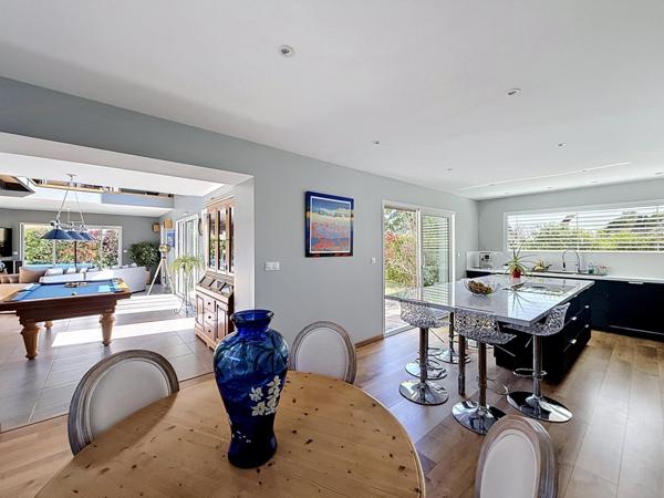 Contemporaine avec piscine et belles prestations