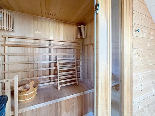 Contemporaine avec piscine et belles prestations