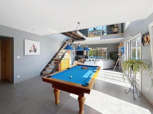 Contemporaine avec piscine et belles prestations