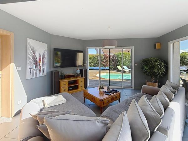 Contemporaine avec piscine et belles prestations