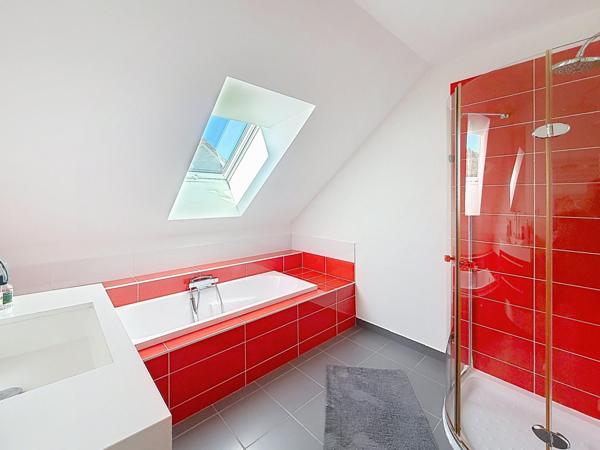Contemporaine avec piscine et belles prestations