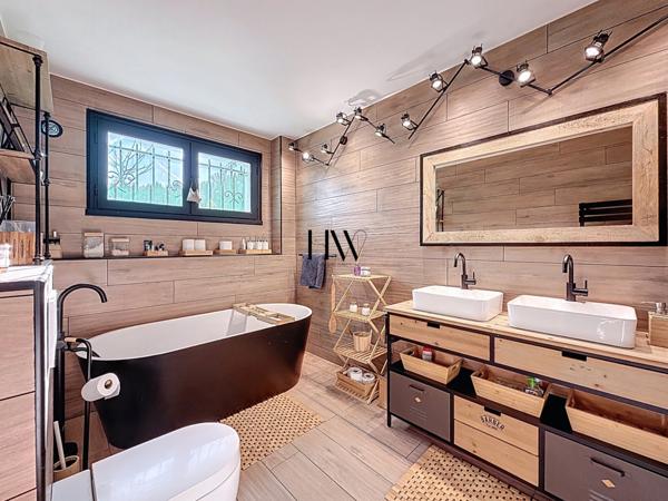 Chalet à vendre - entièrement rénovée avec vue panoramique lac et montagne - 8 pièces SEVRIER (74)