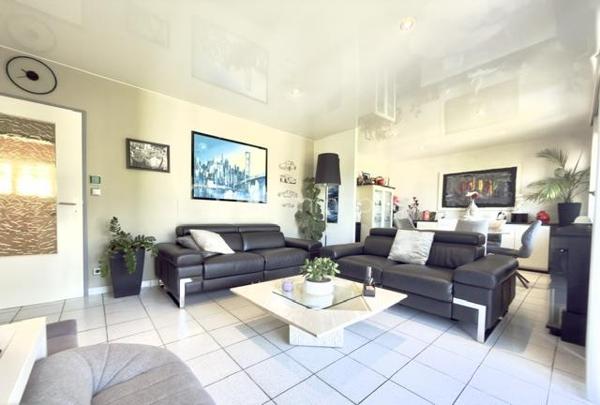 À découvrir sans tarder !

Au sein d'une copropriété bien entretenue à Pfastatt, découvrez ce bel appartement de 92 m2, 4 pièces aux volumes généreux, idéal pour une résidence principale comme pour un investissement patrimonial.

Situé au 2ᵉ et dernier étage de la résidence, cet appartement lumineux bénéficie d'un agencement fonctionnel. Il se compose d'une entrée avec rangements, d'un agréable séjour ouvrant sur un premier balcon, d'une cuisine indépendante avec accès à un second balcon, de deux chambres confortables, d'une salle de bain ainsi que de toilettes séparées. 

Les points forts :

- 2 chambres
- Séjour spacieux et lumineux
- Cuisine indépendante et equipée
- 2 balcons
- Salle de bain à personnaliser selon vos envies
- WC séparés
- Cave privative
- Garage fermé
- Place de parking privative
- Nombreux rangements

Côté copropriété :
Toiture refaite
Petite copropriété bien entretenue
Chauffage collectif
Eau chaude et eau froide comprises dans les charges

Situé à proximité des commerces, écoles, transports et axes routiers, cet appartement offre un cadre de vie pratique et agréable.

Un bien rare sur le secteur grâce à ses annexes recherchées : garage, parking, cave et double balcon.

Charges mensuelles: 290 €
Taxes foncières: 1387 euros 
Prix : 181 000 € FAI

À visiter rapidement !
Pour tout renseignement complémentaire ou pour organiser une visite, contactez-nous.