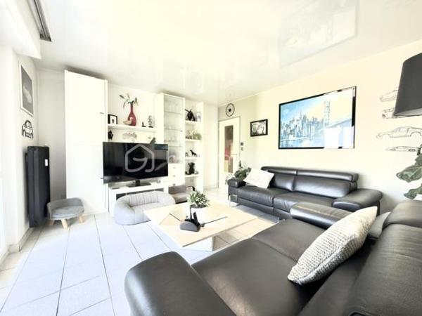 À découvrir sans tarder !

Au sein d'une copropriété bien entretenue à Pfastatt, découvrez ce bel appartement de 92 m2, 4 pièces aux volumes généreux, idéal pour une résidence principale comme pour un investissement patrimonial.

Situé au 2ᵉ et dernier étage de la résidence, cet appartement lumineux bénéficie d'un agencement fonctionnel. Il se compose d'une entrée avec rangements, d'un agréable séjour ouvrant sur un premier balcon, d'une cuisine indépendante avec accès à un second balcon, de deux chambres confortables, d'une salle de bain ainsi que de toilettes séparées. 

Les points forts :

- 2 chambres
- Séjour spacieux et lumineux
- Cuisine indépendante et equipée
- 2 balcons
- Salle de bain à personnaliser selon vos envies
- WC séparés
- Cave privative
- Garage fermé
- Place de parking privative
- Nombreux rangements

Côté copropriété :
Toiture refaite
Petite copropriété bien entretenue
Chauffage collectif
Eau chaude et eau froide comprises dans les charges

Situé à proximité des commerces, écoles, transports et axes routiers, cet appartement offre un cadre de vie pratique et agréable.

Un bien rare sur le secteur grâce à ses annexes recherchées : garage, parking, cave et double balcon.

Charges mensuelles: 290 €
Taxes foncières: 1387 euros 
Prix : 181 000 € FAI

À visiter rapidement !
Pour tout renseignement complémentaire ou pour organiser une visite, contactez-nous.