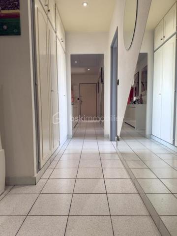 À découvrir sans tarder !

Au sein d'une copropriété bien entretenue à Pfastatt, découvrez ce bel appartement de 92 m2, 4 pièces aux volumes généreux, idéal pour une résidence principale comme pour un investissement patrimonial.

Situé au 2ᵉ et dernier étage de la résidence, cet appartement lumineux bénéficie d'un agencement fonctionnel. Il se compose d'une entrée avec rangements, d'un agréable séjour ouvrant sur un premier balcon, d'une cuisine indépendante avec accès à un second balcon, de deux chambres confortables, d'une salle de bain ainsi que de toilettes séparées. 

Les points forts :

- 2 chambres
- Séjour spacieux et lumineux
- Cuisine indépendante et equipée
- 2 balcons
- Salle de bain à personnaliser selon vos envies
- WC séparés
- Cave privative
- Garage fermé
- Place de parking privative
- Nombreux rangements

Côté copropriété :
Toiture refaite
Petite copropriété bien entretenue
Chauffage collectif
Eau chaude et eau froide comprises dans les charges

Situé à proximité des commerces, écoles, transports et axes routiers, cet appartement offre un cadre de vie pratique et agréable.

Un bien rare sur le secteur grâce à ses annexes recherchées : garage, parking, cave et double balcon.

Charges mensuelles: 290 €
Taxes foncières: 1387 euros 
Prix : 181 000 € FAI

À visiter rapidement !
Pour tout renseignement complémentaire ou pour organiser une visite, contactez-nous.