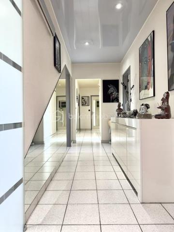 À découvrir sans tarder !

Au sein d'une copropriété bien entretenue à Pfastatt, découvrez ce bel appartement de 92 m2, 4 pièces aux volumes généreux, idéal pour une résidence principale comme pour un investissement patrimonial.

Situé au 2ᵉ et dernier étage de la résidence, cet appartement lumineux bénéficie d'un agencement fonctionnel. Il se compose d'une entrée avec rangements, d'un agréable séjour ouvrant sur un premier balcon, d'une cuisine indépendante avec accès à un second balcon, de deux chambres confortables, d'une salle de bain ainsi que de toilettes séparées. 

Les points forts :

- 2 chambres
- Séjour spacieux et lumineux
- Cuisine indépendante et equipée
- 2 balcons
- Salle de bain à personnaliser selon vos envies
- WC séparés
- Cave privative
- Garage fermé
- Place de parking privative
- Nombreux rangements

Côté copropriété :
Toiture refaite
Petite copropriété bien entretenue
Chauffage collectif
Eau chaude et eau froide comprises dans les charges

Situé à proximité des commerces, écoles, transports et axes routiers, cet appartement offre un cadre de vie pratique et agréable.

Un bien rare sur le secteur grâce à ses annexes recherchées : garage, parking, cave et double balcon.

Charges mensuelles: 290 €
Taxes foncières: 1387 euros 
Prix : 181 000 € FAI

À visiter rapidement !
Pour tout renseignement complémentaire ou pour organiser une visite, contactez-nous.
