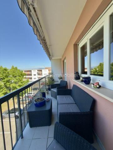 À découvrir sans tarder !

Au sein d'une copropriété bien entretenue à Pfastatt, découvrez ce bel appartement de 92 m2, 4 pièces aux volumes généreux, idéal pour une résidence principale comme pour un investissement patrimonial.

Situé au 2ᵉ et dernier étage de la résidence, cet appartement lumineux bénéficie d'un agencement fonctionnel. Il se compose d'une entrée avec rangements, d'un agréable séjour ouvrant sur un premier balcon, d'une cuisine indépendante avec accès à un second balcon, de deux chambres confortables, d'une salle de bain ainsi que de toilettes séparées. 

Les points forts :

- 2 chambres
- Séjour spacieux et lumineux
- Cuisine indépendante et equipée
- 2 balcons
- Salle de bain à personnaliser selon vos envies
- WC séparés
- Cave privative
- Garage fermé
- Place de parking privative
- Nombreux rangements

Côté copropriété :
Toiture refaite
Petite copropriété bien entretenue
Chauffage collectif
Eau chaude et eau froide comprises dans les charges

Situé à proximité des commerces, écoles, transports et axes routiers, cet appartement offre un cadre de vie pratique et agréable.

Un bien rare sur le secteur grâce à ses annexes recherchées : garage, parking, cave et double balcon.

Charges mensuelles: 290 €
Taxes foncières: 1387 euros 
Prix : 181 000 € FAI

À visiter rapidement !
Pour tout renseignement complémentaire ou pour organiser une visite, contactez-nous.