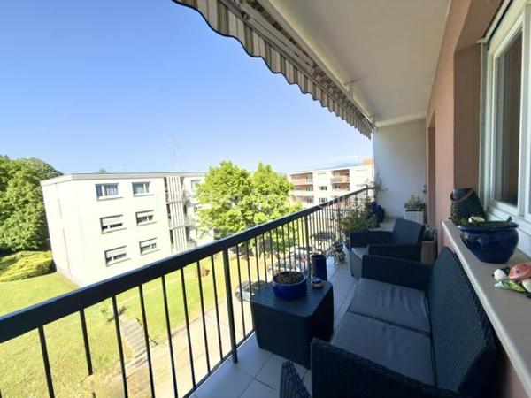 À découvrir sans tarder !

Au sein d'une copropriété bien entretenue à Pfastatt, découvrez ce bel appartement de 92 m2, 4 pièces aux volumes généreux, idéal pour une résidence principale comme pour un investissement patrimonial.

Situé au 2ᵉ et dernier étage de la résidence, cet appartement lumineux bénéficie d'un agencement fonctionnel. Il se compose d'une entrée avec rangements, d'un agréable séjour ouvrant sur un premier balcon, d'une cuisine indépendante avec accès à un second balcon, de deux chambres confortables, d'une salle de bain ainsi que de toilettes séparées. 

Les points forts :

- 2 chambres
- Séjour spacieux et lumineux
- Cuisine indépendante et equipée
- 2 balcons
- Salle de bain à personnaliser selon vos envies
- WC séparés
- Cave privative
- Garage fermé
- Place de parking privative
- Nombreux rangements

Côté copropriété :
Toiture refaite
Petite copropriété bien entretenue
Chauffage collectif
Eau chaude et eau froide comprises dans les charges

Situé à proximité des commerces, écoles, transports et axes routiers, cet appartement offre un cadre de vie pratique et agréable.

Un bien rare sur le secteur grâce à ses annexes recherchées : garage, parking, cave et double balcon.

Charges mensuelles: 290 €
Taxes foncières: 1387 euros 
Prix : 181 000 € FAI

À visiter rapidement !
Pour tout renseignement complémentaire ou pour organiser une visite, contactez-nous.