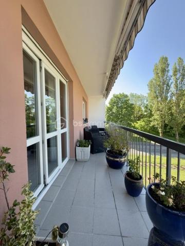 À découvrir sans tarder !

Au sein d'une copropriété bien entretenue à Pfastatt, découvrez ce bel appartement de 92 m2, 4 pièces aux volumes généreux, idéal pour une résidence principale comme pour un investissement patrimonial.

Situé au 2ᵉ et dernier étage de la résidence, cet appartement lumineux bénéficie d'un agencement fonctionnel. Il se compose d'une entrée avec rangements, d'un agréable séjour ouvrant sur un premier balcon, d'une cuisine indépendante avec accès à un second balcon, de deux chambres confortables, d'une salle de bain ainsi que de toilettes séparées. 

Les points forts :

- 2 chambres
- Séjour spacieux et lumineux
- Cuisine indépendante et equipée
- 2 balcons
- Salle de bain à personnaliser selon vos envies
- WC séparés
- Cave privative
- Garage fermé
- Place de parking privative
- Nombreux rangements

Côté copropriété :
Toiture refaite
Petite copropriété bien entretenue
Chauffage collectif
Eau chaude et eau froide comprises dans les charges

Situé à proximité des commerces, écoles, transports et axes routiers, cet appartement offre un cadre de vie pratique et agréable.

Un bien rare sur le secteur grâce à ses annexes recherchées : garage, parking, cave et double balcon.

Charges mensuelles: 290 €
Taxes foncières: 1387 euros 
Prix : 181 000 € FAI

À visiter rapidement !
Pour tout renseignement complémentaire ou pour organiser une visite, contactez-nous.