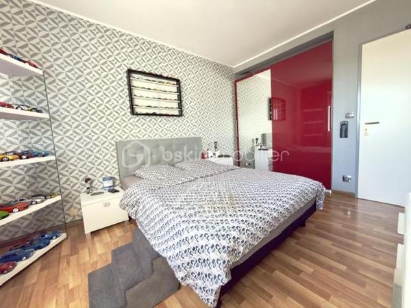 À découvrir sans tarder !

Au sein d'une copropriété bien entretenue à Pfastatt, découvrez ce bel appartement de 92 m2, 4 pièces aux volumes généreux, idéal pour une résidence principale comme pour un investissement patrimonial.

Situé au 2ᵉ et dernier étage de la résidence, cet appartement lumineux bénéficie d'un agencement fonctionnel. Il se compose d'une entrée avec rangements, d'un agréable séjour ouvrant sur un premier balcon, d'une cuisine indépendante avec accès à un second balcon, de deux chambres confortables, d'une salle de bain ainsi que de toilettes séparées. 

Les points forts :

- 2 chambres
- Séjour spacieux et lumineux
- Cuisine indépendante et equipée
- 2 balcons
- Salle de bain à personnaliser selon vos envies
- WC séparés
- Cave privative
- Garage fermé
- Place de parking privative
- Nombreux rangements

Côté copropriété :
Toiture refaite
Petite copropriété bien entretenue
Chauffage collectif
Eau chaude et eau froide comprises dans les charges

Situé à proximité des commerces, écoles, transports et axes routiers, cet appartement offre un cadre de vie pratique et agréable.

Un bien rare sur le secteur grâce à ses annexes recherchées : garage, parking, cave et double balcon.

Charges mensuelles: 290 €
Taxes foncières: 1387 euros 
Prix : 181 000 € FAI

À visiter rapidement !
Pour tout renseignement complémentaire ou pour organiser une visite, contactez-nous.