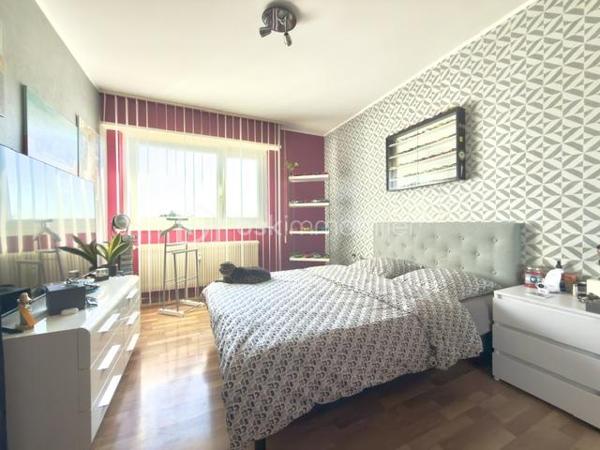 À découvrir sans tarder !

Au sein d'une copropriété bien entretenue à Pfastatt, découvrez ce bel appartement de 92 m2, 4 pièces aux volumes généreux, idéal pour une résidence principale comme pour un investissement patrimonial.

Situé au 2ᵉ et dernier étage de la résidence, cet appartement lumineux bénéficie d'un agencement fonctionnel. Il se compose d'une entrée avec rangements, d'un agréable séjour ouvrant sur un premier balcon, d'une cuisine indépendante avec accès à un second balcon, de deux chambres confortables, d'une salle de bain ainsi que de toilettes séparées. 

Les points forts :

- 2 chambres
- Séjour spacieux et lumineux
- Cuisine indépendante et equipée
- 2 balcons
- Salle de bain à personnaliser selon vos envies
- WC séparés
- Cave privative
- Garage fermé
- Place de parking privative
- Nombreux rangements

Côté copropriété :
Toiture refaite
Petite copropriété bien entretenue
Chauffage collectif
Eau chaude et eau froide comprises dans les charges

Situé à proximité des commerces, écoles, transports et axes routiers, cet appartement offre un cadre de vie pratique et agréable.

Un bien rare sur le secteur grâce à ses annexes recherchées : garage, parking, cave et double balcon.

Charges mensuelles: 290 €
Taxes foncières: 1387 euros 
Prix : 181 000 € FAI

À visiter rapidement !
Pour tout renseignement complémentaire ou pour organiser une visite, contactez-nous.