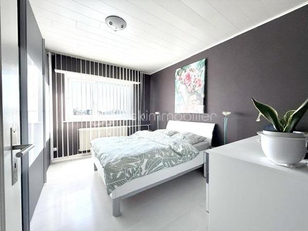 À découvrir sans tarder !

Au sein d'une copropriété bien entretenue à Pfastatt, découvrez ce bel appartement de 92 m2, 4 pièces aux volumes généreux, idéal pour une résidence principale comme pour un investissement patrimonial.

Situé au 2ᵉ et dernier étage de la résidence, cet appartement lumineux bénéficie d'un agencement fonctionnel. Il se compose d'une entrée avec rangements, d'un agréable séjour ouvrant sur un premier balcon, d'une cuisine indépendante avec accès à un second balcon, de deux chambres confortables, d'une salle de bain ainsi que de toilettes séparées. 

Les points forts :

- 2 chambres
- Séjour spacieux et lumineux
- Cuisine indépendante et equipée
- 2 balcons
- Salle de bain à personnaliser selon vos envies
- WC séparés
- Cave privative
- Garage fermé
- Place de parking privative
- Nombreux rangements

Côté copropriété :
Toiture refaite
Petite copropriété bien entretenue
Chauffage collectif
Eau chaude et eau froide comprises dans les charges

Situé à proximité des commerces, écoles, transports et axes routiers, cet appartement offre un cadre de vie pratique et agréable.

Un bien rare sur le secteur grâce à ses annexes recherchées : garage, parking, cave et double balcon.

Charges mensuelles: 290 €
Taxes foncières: 1387 euros 
Prix : 181 000 € FAI

À visiter rapidement !
Pour tout renseignement complémentaire ou pour organiser une visite, contactez-nous.