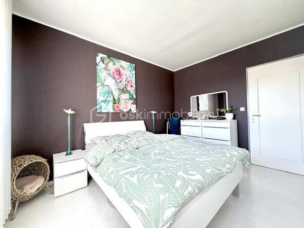 À découvrir sans tarder !

Au sein d'une copropriété bien entretenue à Pfastatt, découvrez ce bel appartement de 92 m2, 4 pièces aux volumes généreux, idéal pour une résidence principale comme pour un investissement patrimonial.

Situé au 2ᵉ et dernier étage de la résidence, cet appartement lumineux bénéficie d'un agencement fonctionnel. Il se compose d'une entrée avec rangements, d'un agréable séjour ouvrant sur un premier balcon, d'une cuisine indépendante avec accès à un second balcon, de deux chambres confortables, d'une salle de bain ainsi que de toilettes séparées. 

Les points forts :

- 2 chambres
- Séjour spacieux et lumineux
- Cuisine indépendante et equipée
- 2 balcons
- Salle de bain à personnaliser selon vos envies
- WC séparés
- Cave privative
- Garage fermé
- Place de parking privative
- Nombreux rangements

Côté copropriété :
Toiture refaite
Petite copropriété bien entretenue
Chauffage collectif
Eau chaude et eau froide comprises dans les charges

Situé à proximité des commerces, écoles, transports et axes routiers, cet appartement offre un cadre de vie pratique et agréable.

Un bien rare sur le secteur grâce à ses annexes recherchées : garage, parking, cave et double balcon.

Charges mensuelles: 290 €
Taxes foncières: 1387 euros 
Prix : 181 000 € FAI

À visiter rapidement !
Pour tout renseignement complémentaire ou pour organiser une visite, contactez-nous.