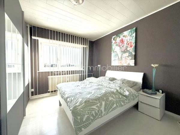 À découvrir sans tarder !

Au sein d'une copropriété bien entretenue à Pfastatt, découvrez ce bel appartement de 92 m2, 4 pièces aux volumes généreux, idéal pour une résidence principale comme pour un investissement patrimonial.

Situé au 2ᵉ et dernier étage de la résidence, cet appartement lumineux bénéficie d'un agencement fonctionnel. Il se compose d'une entrée avec rangements, d'un agréable séjour ouvrant sur un premier balcon, d'une cuisine indépendante avec accès à un second balcon, de deux chambres confortables, d'une salle de bain ainsi que de toilettes séparées. 

Les points forts :

- 2 chambres
- Séjour spacieux et lumineux
- Cuisine indépendante et equipée
- 2 balcons
- Salle de bain à personnaliser selon vos envies
- WC séparés
- Cave privative
- Garage fermé
- Place de parking privative
- Nombreux rangements

Côté copropriété :
Toiture refaite
Petite copropriété bien entretenue
Chauffage collectif
Eau chaude et eau froide comprises dans les charges

Situé à proximité des commerces, écoles, transports et axes routiers, cet appartement offre un cadre de vie pratique et agréable.

Un bien rare sur le secteur grâce à ses annexes recherchées : garage, parking, cave et double balcon.

Charges mensuelles: 290 €
Taxes foncières: 1387 euros 
Prix : 181 000 € FAI

À visiter rapidement !
Pour tout renseignement complémentaire ou pour organiser une visite, contactez-nous.