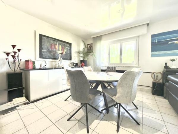 À découvrir sans tarder !

Au sein d'une copropriété bien entretenue à Pfastatt, découvrez ce bel appartement de 92 m2, 4 pièces aux volumes généreux, idéal pour une résidence principale comme pour un investissement patrimonial.

Situé au 2ᵉ et dernier étage de la résidence, cet appartement lumineux bénéficie d'un agencement fonctionnel. Il se compose d'une entrée avec rangements, d'un agréable séjour ouvrant sur un premier balcon, d'une cuisine indépendante avec accès à un second balcon, de deux chambres confortables, d'une salle de bain ainsi que de toilettes séparées. 

Les points forts :

- 2 chambres
- Séjour spacieux et lumineux
- Cuisine indépendante et equipée
- 2 balcons
- Salle de bain à personnaliser selon vos envies
- WC séparés
- Cave privative
- Garage fermé
- Place de parking privative
- Nombreux rangements

Côté copropriété :
Toiture refaite
Petite copropriété bien entretenue
Chauffage collectif
Eau chaude et eau froide comprises dans les charges

Situé à proximité des commerces, écoles, transports et axes routiers, cet appartement offre un cadre de vie pratique et agréable.

Un bien rare sur le secteur grâce à ses annexes recherchées : garage, parking, cave et double balcon.

Charges mensuelles: 290 €
Taxes foncières: 1387 euros 
Prix : 181 000 € FAI

À visiter rapidement !
Pour tout renseignement complémentaire ou pour organiser une visite, contactez-nous.