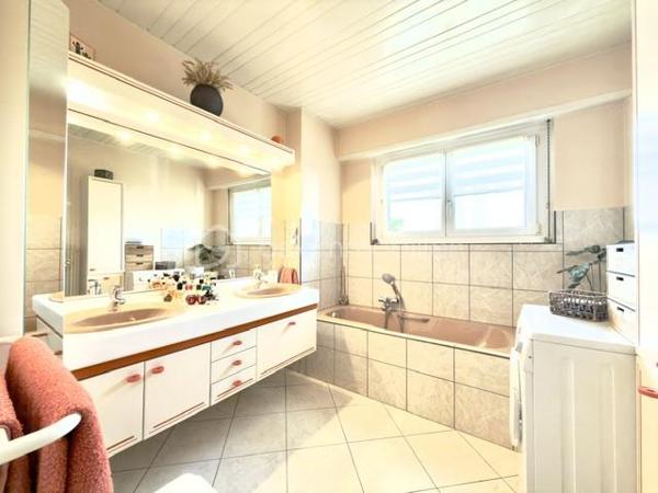 À découvrir sans tarder !

Au sein d'une copropriété bien entretenue à Pfastatt, découvrez ce bel appartement de 92 m2, 4 pièces aux volumes généreux, idéal pour une résidence principale comme pour un investissement patrimonial.

Situé au 2ᵉ et dernier étage de la résidence, cet appartement lumineux bénéficie d'un agencement fonctionnel. Il se compose d'une entrée avec rangements, d'un agréable séjour ouvrant sur un premier balcon, d'une cuisine indépendante avec accès à un second balcon, de deux chambres confortables, d'une salle de bain ainsi que de toilettes séparées. 

Les points forts :

- 2 chambres
- Séjour spacieux et lumineux
- Cuisine indépendante et equipée
- 2 balcons
- Salle de bain à personnaliser selon vos envies
- WC séparés
- Cave privative
- Garage fermé
- Place de parking privative
- Nombreux rangements

Côté copropriété :
Toiture refaite
Petite copropriété bien entretenue
Chauffage collectif
Eau chaude et eau froide comprises dans les charges

Situé à proximité des commerces, écoles, transports et axes routiers, cet appartement offre un cadre de vie pratique et agréable.

Un bien rare sur le secteur grâce à ses annexes recherchées : garage, parking, cave et double balcon.

Charges mensuelles: 290 €
Taxes foncières: 1387 euros 
Prix : 181 000 € FAI

À visiter rapidement !
Pour tout renseignement complémentaire ou pour organiser une visite, contactez-nous.