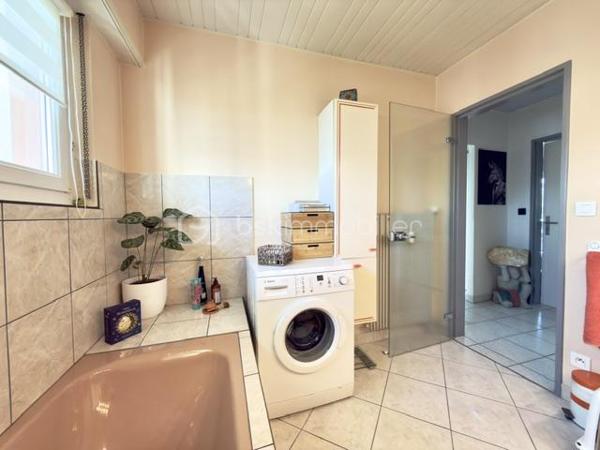 À découvrir sans tarder !

Au sein d'une copropriété bien entretenue à Pfastatt, découvrez ce bel appartement de 92 m2, 4 pièces aux volumes généreux, idéal pour une résidence principale comme pour un investissement patrimonial.

Situé au 2ᵉ et dernier étage de la résidence, cet appartement lumineux bénéficie d'un agencement fonctionnel. Il se compose d'une entrée avec rangements, d'un agréable séjour ouvrant sur un premier balcon, d'une cuisine indépendante avec accès à un second balcon, de deux chambres confortables, d'une salle de bain ainsi que de toilettes séparées. 

Les points forts :

- 2 chambres
- Séjour spacieux et lumineux
- Cuisine indépendante et equipée
- 2 balcons
- Salle de bain à personnaliser selon vos envies
- WC séparés
- Cave privative
- Garage fermé
- Place de parking privative
- Nombreux rangements

Côté copropriété :
Toiture refaite
Petite copropriété bien entretenue
Chauffage collectif
Eau chaude et eau froide comprises dans les charges

Situé à proximité des commerces, écoles, transports et axes routiers, cet appartement offre un cadre de vie pratique et agréable.

Un bien rare sur le secteur grâce à ses annexes recherchées : garage, parking, cave et double balcon.

Charges mensuelles: 290 €
Taxes foncières: 1387 euros 
Prix : 181 000 € FAI

À visiter rapidement !
Pour tout renseignement complémentaire ou pour organiser une visite, contactez-nous.