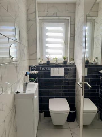 À découvrir sans tarder !

Au sein d'une copropriété bien entretenue à Pfastatt, découvrez ce bel appartement de 92 m2, 4 pièces aux volumes généreux, idéal pour une résidence principale comme pour un investissement patrimonial.

Situé au 2ᵉ et dernier étage de la résidence, cet appartement lumineux bénéficie d'un agencement fonctionnel. Il se compose d'une entrée avec rangements, d'un agréable séjour ouvrant sur un premier balcon, d'une cuisine indépendante avec accès à un second balcon, de deux chambres confortables, d'une salle de bain ainsi que de toilettes séparées. 

Les points forts :

- 2 chambres
- Séjour spacieux et lumineux
- Cuisine indépendante et equipée
- 2 balcons
- Salle de bain à personnaliser selon vos envies
- WC séparés
- Cave privative
- Garage fermé
- Place de parking privative
- Nombreux rangements

Côté copropriété :
Toiture refaite
Petite copropriété bien entretenue
Chauffage collectif
Eau chaude et eau froide comprises dans les charges

Situé à proximité des commerces, écoles, transports et axes routiers, cet appartement offre un cadre de vie pratique et agréable.

Un bien rare sur le secteur grâce à ses annexes recherchées : garage, parking, cave et double balcon.

Charges mensuelles: 290 €
Taxes foncières: 1387 euros 
Prix : 181 000 € FAI

À visiter rapidement !
Pour tout renseignement complémentaire ou pour organiser une visite, contactez-nous.