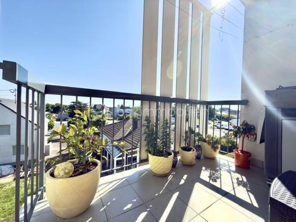 À découvrir sans tarder !

Au sein d'une copropriété bien entretenue à Pfastatt, découvrez ce bel appartement de 92 m2, 4 pièces aux volumes généreux, idéal pour une résidence principale comme pour un investissement patrimonial.

Situé au 2ᵉ et dernier étage de la résidence, cet appartement lumineux bénéficie d'un agencement fonctionnel. Il se compose d'une entrée avec rangements, d'un agréable séjour ouvrant sur un premier balcon, d'une cuisine indépendante avec accès à un second balcon, de deux chambres confortables, d'une salle de bain ainsi que de toilettes séparées. 

Les points forts :

- 2 chambres
- Séjour spacieux et lumineux
- Cuisine indépendante et equipée
- 2 balcons
- Salle de bain à personnaliser selon vos envies
- WC séparés
- Cave privative
- Garage fermé
- Place de parking privative
- Nombreux rangements

Côté copropriété :
Toiture refaite
Petite copropriété bien entretenue
Chauffage collectif
Eau chaude et eau froide comprises dans les charges

Situé à proximité des commerces, écoles, transports et axes routiers, cet appartement offre un cadre de vie pratique et agréable.

Un bien rare sur le secteur grâce à ses annexes recherchées : garage, parking, cave et double balcon.

Charges mensuelles: 290 €
Taxes foncières: 1387 euros 
Prix : 181 000 € FAI

À visiter rapidement !
Pour tout renseignement complémentaire ou pour organiser une visite, contactez-nous.