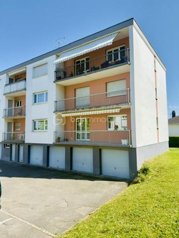 À découvrir sans tarder !

Au sein d'une copropriété bien entretenue à Pfastatt, découvrez ce bel appartement de 92 m2, 4 pièces aux volumes généreux, idéal pour une résidence principale comme pour un investissement patrimonial.

Situé au 2ᵉ et dernier étage de la résidence, cet appartement lumineux bénéficie d'un agencement fonctionnel. Il se compose d'une entrée avec rangements, d'un agréable séjour ouvrant sur un premier balcon, d'une cuisine indépendante avec accès à un second balcon, de deux chambres confortables, d'une salle de bain ainsi que de toilettes séparées. 

Les points forts :

- 2 chambres
- Séjour spacieux et lumineux
- Cuisine indépendante et equipée
- 2 balcons
- Salle de bain à personnaliser selon vos envies
- WC séparés
- Cave privative
- Garage fermé
- Place de parking privative
- Nombreux rangements

Côté copropriété :
Toiture refaite
Petite copropriété bien entretenue
Chauffage collectif
Eau chaude et eau froide comprises dans les charges

Situé à proximité des commerces, écoles, transports et axes routiers, cet appartement offre un cadre de vie pratique et agréable.

Un bien rare sur le secteur grâce à ses annexes recherchées : garage, parking, cave et double balcon.

Charges mensuelles: 290 €
Taxes foncières: 1387 euros 
Prix : 181 000 € FAI

À visiter rapidement !
Pour tout renseignement complémentaire ou pour organiser une visite, contactez-nous.