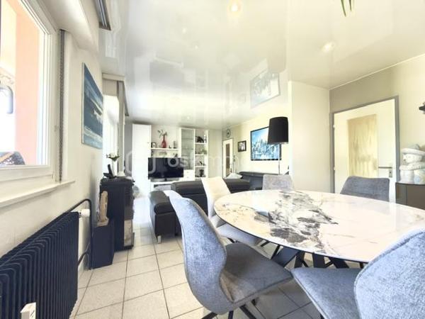 À découvrir sans tarder !

Au sein d'une copropriété bien entretenue à Pfastatt, découvrez ce bel appartement de 92 m2, 4 pièces aux volumes généreux, idéal pour une résidence principale comme pour un investissement patrimonial.

Situé au 2ᵉ et dernier étage de la résidence, cet appartement lumineux bénéficie d'un agencement fonctionnel. Il se compose d'une entrée avec rangements, d'un agréable séjour ouvrant sur un premier balcon, d'une cuisine indépendante avec accès à un second balcon, de deux chambres confortables, d'une salle de bain ainsi que de toilettes séparées. 

Les points forts :

- 2 chambres
- Séjour spacieux et lumineux
- Cuisine indépendante et equipée
- 2 balcons
- Salle de bain à personnaliser selon vos envies
- WC séparés
- Cave privative
- Garage fermé
- Place de parking privative
- Nombreux rangements

Côté copropriété :
Toiture refaite
Petite copropriété bien entretenue
Chauffage collectif
Eau chaude et eau froide comprises dans les charges

Situé à proximité des commerces, écoles, transports et axes routiers, cet appartement offre un cadre de vie pratique et agréable.

Un bien rare sur le secteur grâce à ses annexes recherchées : garage, parking, cave et double balcon.

Charges mensuelles: 290 €
Taxes foncières: 1387 euros 
Prix : 181 000 € FAI

À visiter rapidement !
Pour tout renseignement complémentaire ou pour organiser une visite, contactez-nous.
